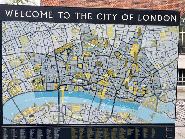 'WELCOME TO THE CITY OF LONDON' 이라 쓰인 대형 지도 안내판. 노란색으로 주요 명소가 표시되어 있다