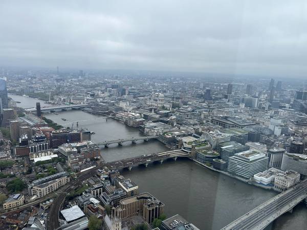 The Shard 전망대에서 본 런던 파노라마. 템즈 강 위로 여러 다리들이 보이고, 강 양쪽으로 런던 시내가 펼쳐진다. 흐린 날씨