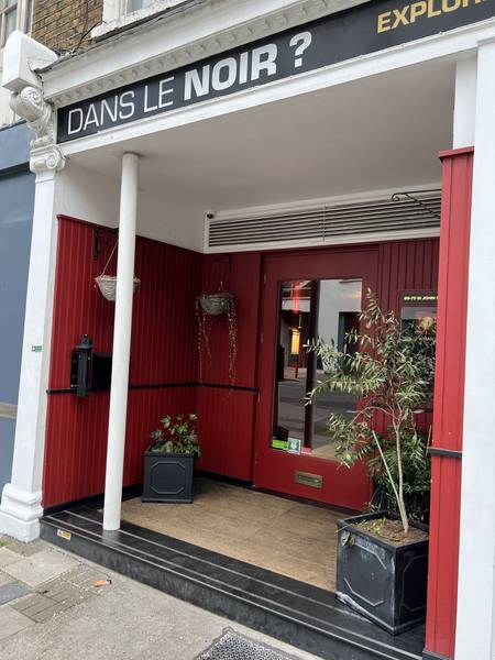 Dans Le Noir 식당 입구. 빨간색 파사드에 