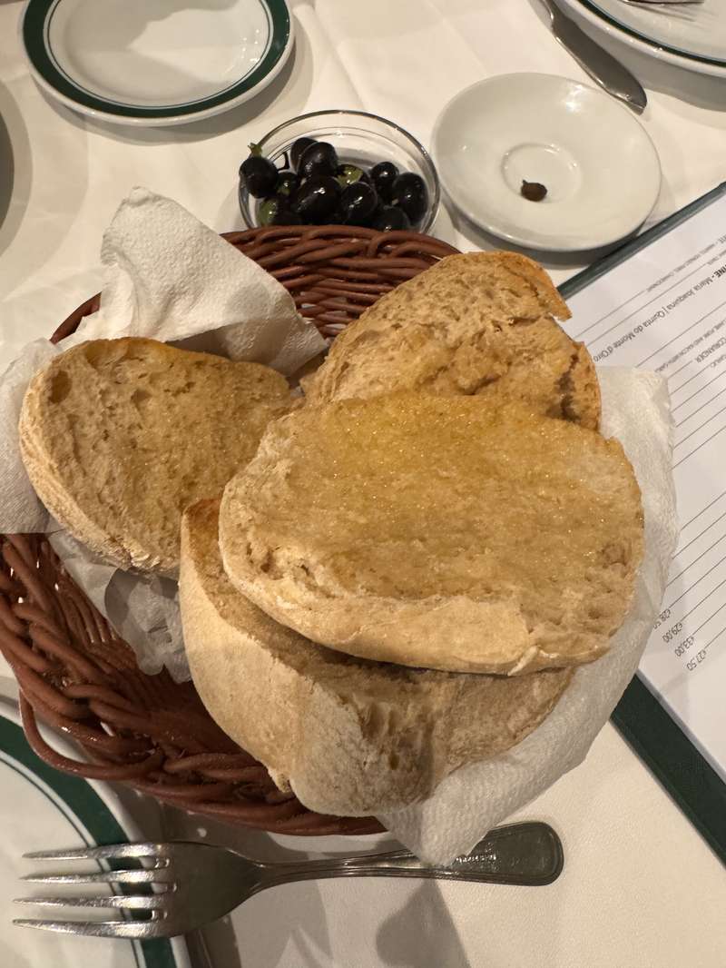 서비스 빵과 올리브