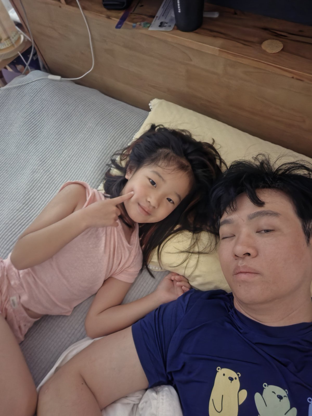 아침 여덟 시, 딸이 깨우기 전까지 이 분